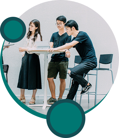 Людина працює за ноутбуком